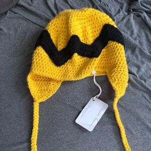 NWT Yellow and black Peanuts Charlie Brown crochet beanie hat